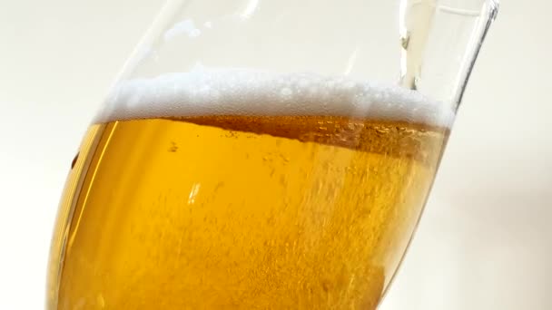 Verser de la bière dans le verre. Les bulles s'élèvent .