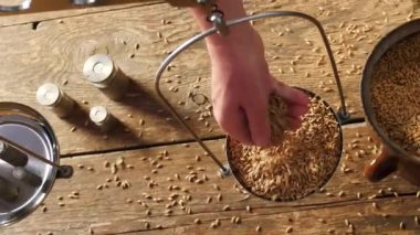 Eve bira bira. Adam arpa ağırlığındadır. Görünümü yukarıdaki.