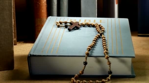 Rosário de madeira sobre a Bíblia. Ampliar . — Vídeo de Stock
