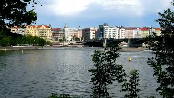 Nationale Nederlanden byggnad med floden Moldau i Prag. — Stockvideo
