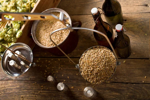 Man weegt mout voor thuis brouwen van bier. Bovenaanzicht. — Stockfoto