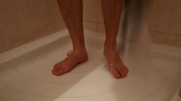Człowiek jest po prysznicem. Nie aparatu ruchu. — Wideo stockowe