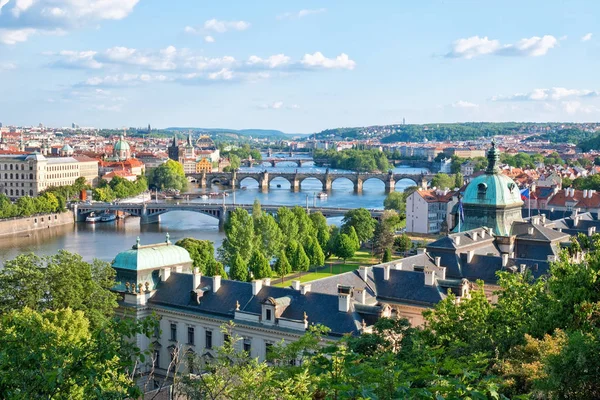 Πράγα γέφυρες το καλοκαίρι. Δημοκρατία της Τσεχίας. Royalty Free Φωτογραφίες Αρχείου