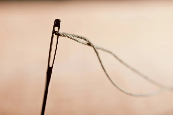 Detalhe de uma agulha com fio na sala de trabalho . — Fotografia de Stock