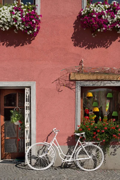 Bicicleta na frente de uma entrada para a loja de flores . — Fotografia de Stock