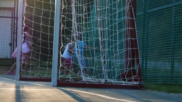 POSTOLOPRTY, CZECH REPUBLIC- 29 de AGOSTO de 2017: Crianças brincam no campo de esportes antes do pôr-do-sol. Panning . — Vídeo de Stock