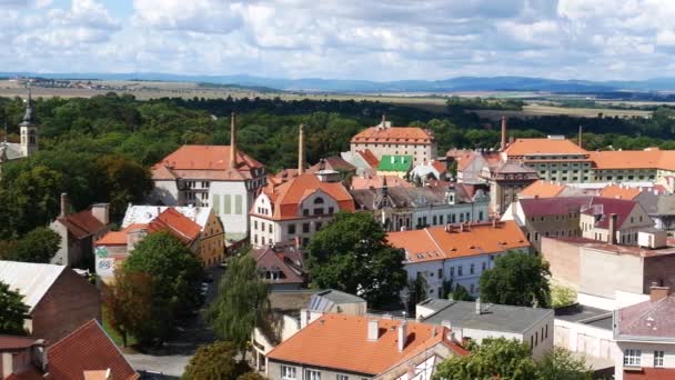 Gamla bodar och Dryinghouses i staden av Žatec i Tjeckien. Utsikten från tornet Outlook. Panorering — Stockvideo