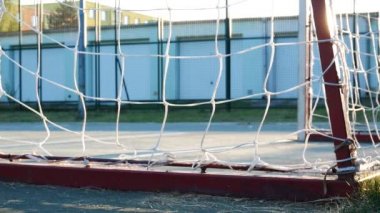 Gün batımından önce futbol gol detayını. Yatay kaydırma.
