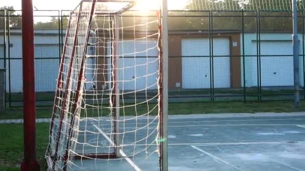 Ποδόσφαιρο γκολ πριν την δύση του ηλίου. Panning. — Αρχείο Βίντεο