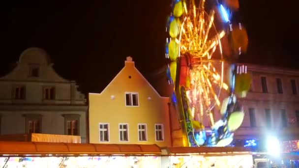 Tour de manège rotatif dans la ville de NIght. Main tenue. Avec son . — Video