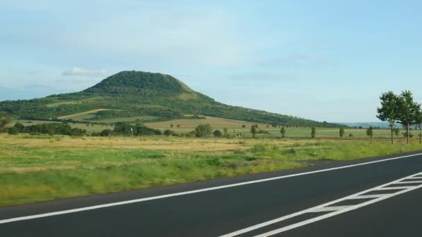 Oblik hill in ceske stredohori. Fahrzeug beschossen. — Stockvideo