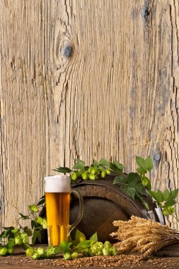 Bira cam ile atlama ve buğday ahşap masa