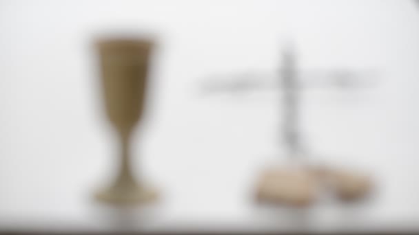 Calice de vin avec pain et crucifix sur la table. Focus rack . — Video