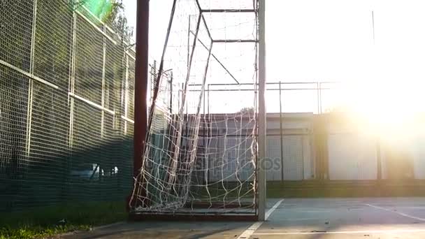 Fußballtor vor Sonnenuntergang. Schwenken. — Stockvideo