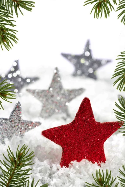 Stella rossa di Natale con stelle d'argento sulla neve — Foto Stock