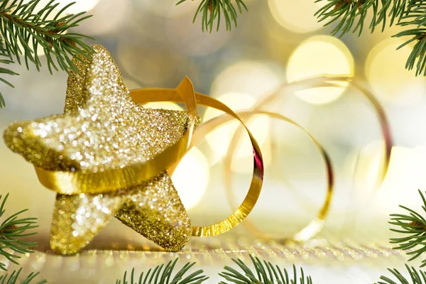Étoile de Noël dorée avec ruban et aiguilles — Photo