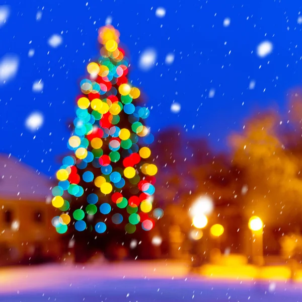 Vánoční pozadí s rozostřený vánoční strom a sníh od n — Stock fotografie