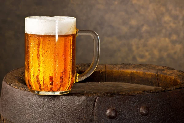 古い木製の樽のビールのグラス. — ストック写真