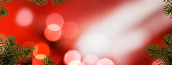 Fondo rojo de Navidad con agujas y brillo . — Foto de Stock