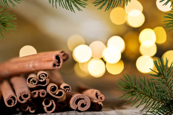 Fundo de Natal com canela e galho de Natal . — Fotografia de Stock