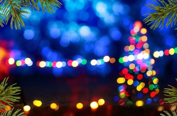 Modré Vánoční pozadí s vánoční stromek a jehly. — Stock fotografie