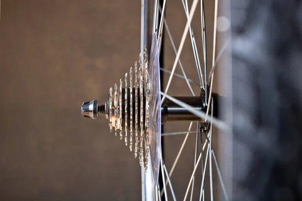 Dettaglio del cambiamento- Velocità della nuova bicicletta sullo sfondo marrone — Foto Stock