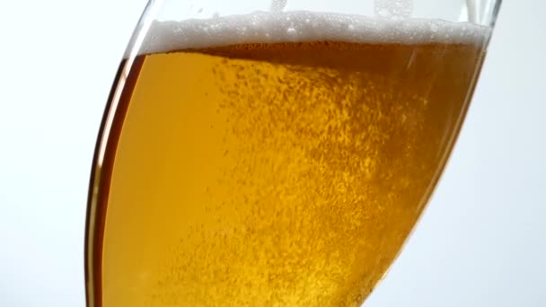 Gieten bier in het glas. Bubbels zijn oprijzen. — Stockvideo