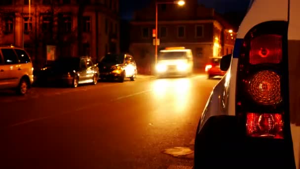 Licht van de auto in de stad nacht terug. Time-lapse. — Stockvideo