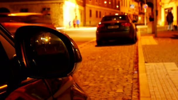 Espejo retrovisor de coche en la ciudad nocturna. Tiempo de caducidad . — Vídeos de Stock