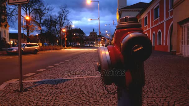 Požární Hydrant v městě noci. Časová prodleva. — Stock video