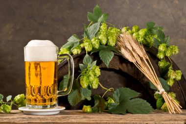 Atlama, bira ve arpa ile natürmort.