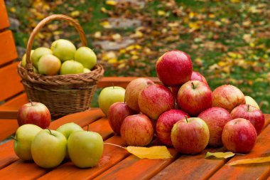 Kırmızı elma sepeti Bahçe masada ile 