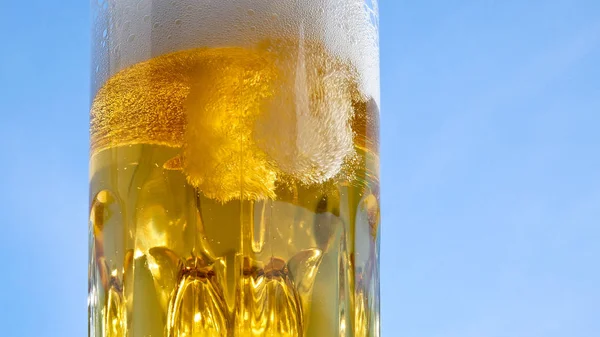 Gieten bier in het glas bier. Onderaanzicht. — Stockfoto