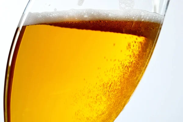 Detail aus Bierglas auf blauem Hintergrund. von unten. — Stockfoto