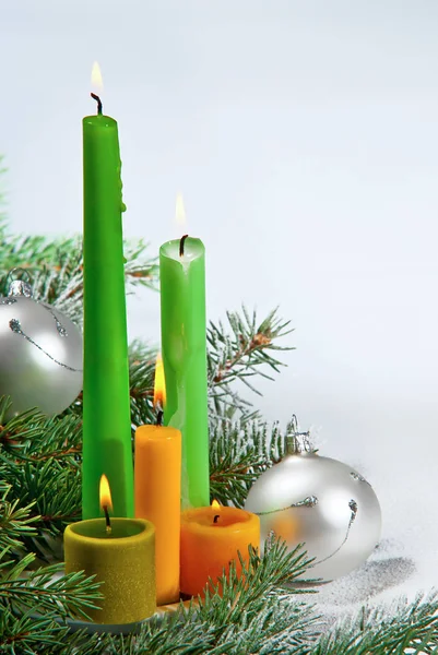 Vier Kerzen mit Weihnachtszweig auf weißem Hintergrund — Stockfoto