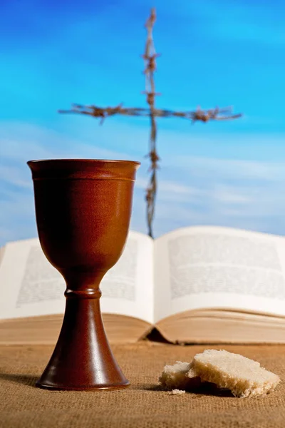 Cálice de vinho com pão e crucifixo — Fotografia de Stock