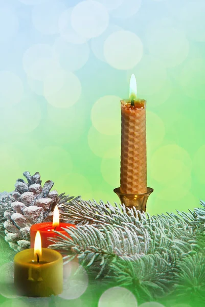 蓝色绿色背景上的三圣诞蜡烛 — 图库照片
