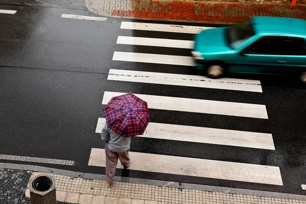 在雨中的行人过路。顶部视图. — 图库照片