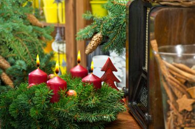 Noel natürmort Advent çelenk ve eski radyo ile