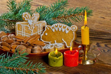 Natürmort Gingerdreads ve yanan mum