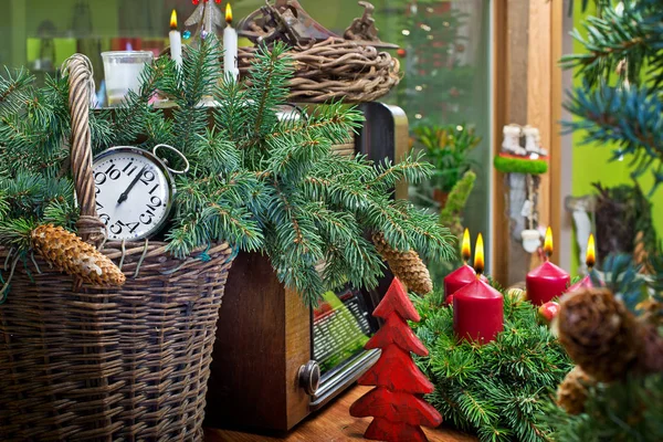 Nature morte de Noël avec couronne de l'Avent et vieille radio — Photo