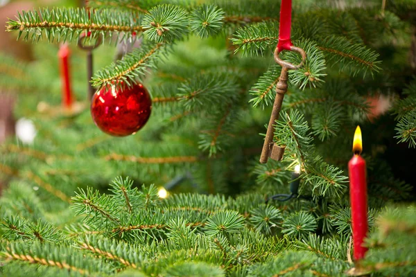 Albero di Natale con decorazione e vecchia chiave arrugginita — Foto Stock