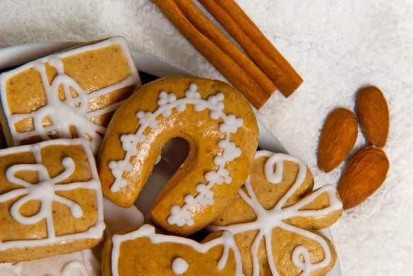 Natürmort Gingerbread, tarçın ve badem ile — Stok fotoğraf