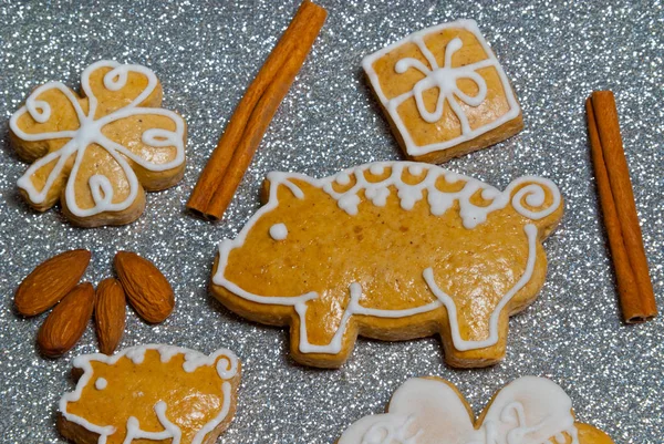Natürmort Gingerdreads, badem ve tarçın ile — Stok fotoğraf