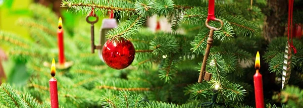 Рождественская елка с украшением и старым ржавым ключом — стоковое фото