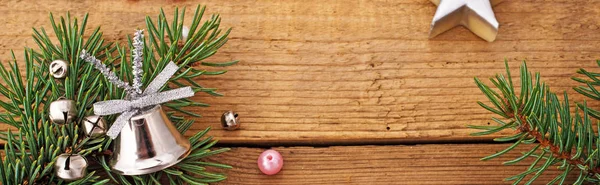 Panoramische Weihnachten Hintergrund mit silberner Glasglocke. — Stockfoto