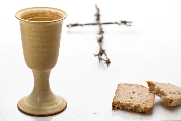 Cálice de vinho com pão na mesa — Fotografia de Stock