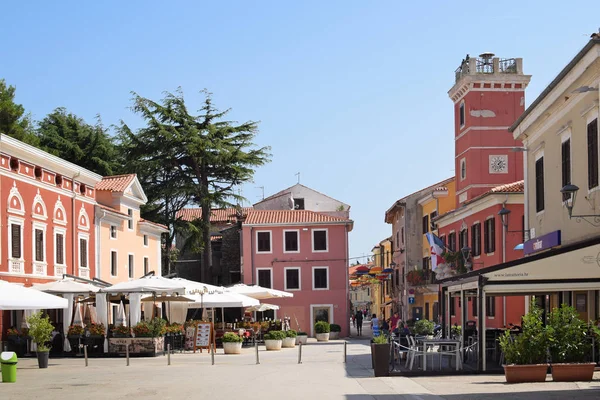 NOVIGRADO, CROÁCIA - SETEMBRO 1, 2017: Praça tranquila em Novigrad . — Fotografia de Stock