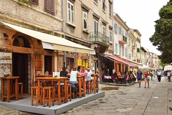 PULA, CROÁCIA - SETEMBRO 1, 2017: Streetscape in Pula; Pedestri — Fotografia de Stock