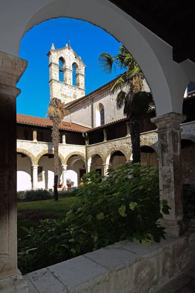 Klasztor Świętego Franciszka w puli. Chorwacja. — Zdjęcie stockowe